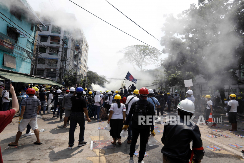  Para pengunjuk rasa melarikan diri dari gas air mata yang diluncurkan oleh polisi selama protes terhadap kudeta militer di Yangon, Myanmar, 03 Maret 2021. Menteri luar negeri Perhimpunan Bangsa-Bangsa Asia Tenggara (ASEAN) menyerukan penghentian kekerasan dalam pertemuan pada tanggal 2 Maret sebagai protes berlanjut di tengah meningkatnya ketegangan di negara itu antara pengunjuk rasa anti-kudeta dan pasukan keamanan.