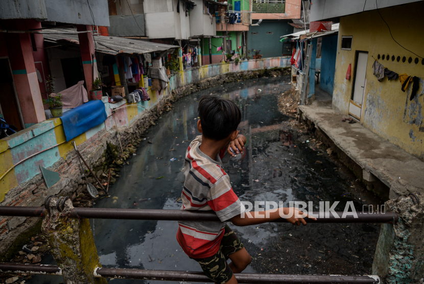 Warga beraktivitas di area pemukiman padat penduduk di kawasan Tanah Abang, Jakarta. Badan Pusat Statistik mencatat tingkat kemiskinan ekstrem Indonesia mencapai 4 persen atau sekitar 10,86 juta jiwa. 