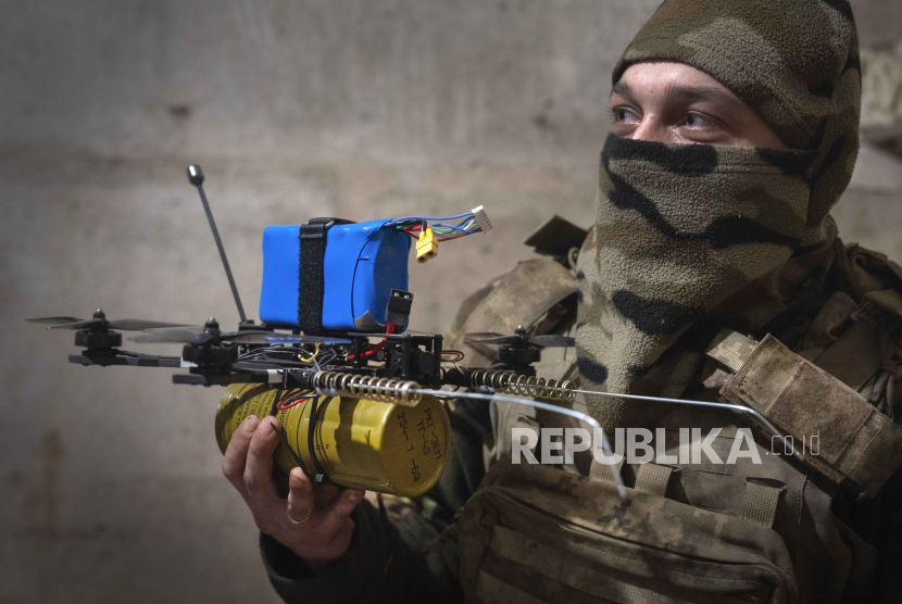 Seorang tentara Ukraina dari Brigade Jaeger ke-71 menyiapkan drone FPV di garis depan, dekat Avdiivka, wilayah Donetsk, Ukraina, Jumat, (22/3/2024).