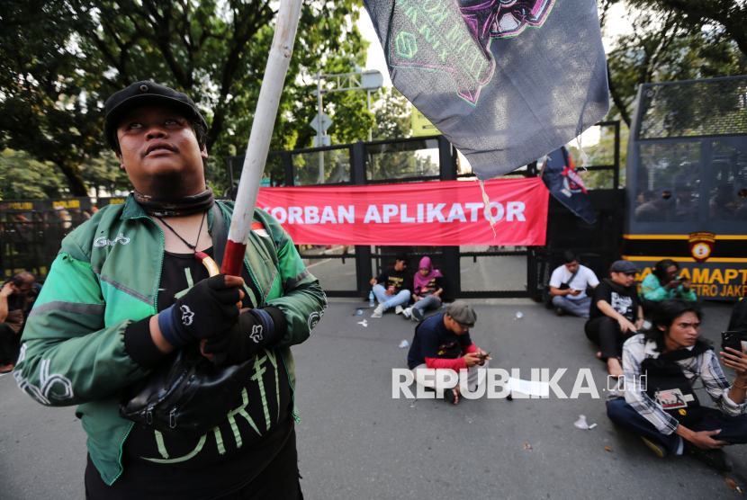 Sejumlah pengemudi ojek online (Ojol) melakukan aksi demontrasi di kawasan Patung Kuda, Monas, Jakarta, (ilustrasi)