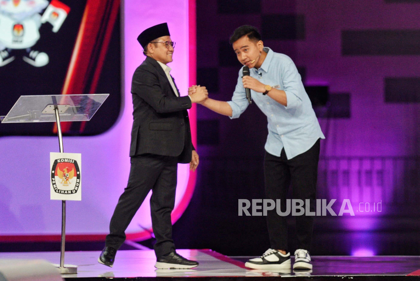 Calon wakil presiden nomor urut 2 Gibran Rakabuming Raka (kanan) bersalaman dengan cawapres nomor urut 1 Muhaimin Iskandar (kiri) 