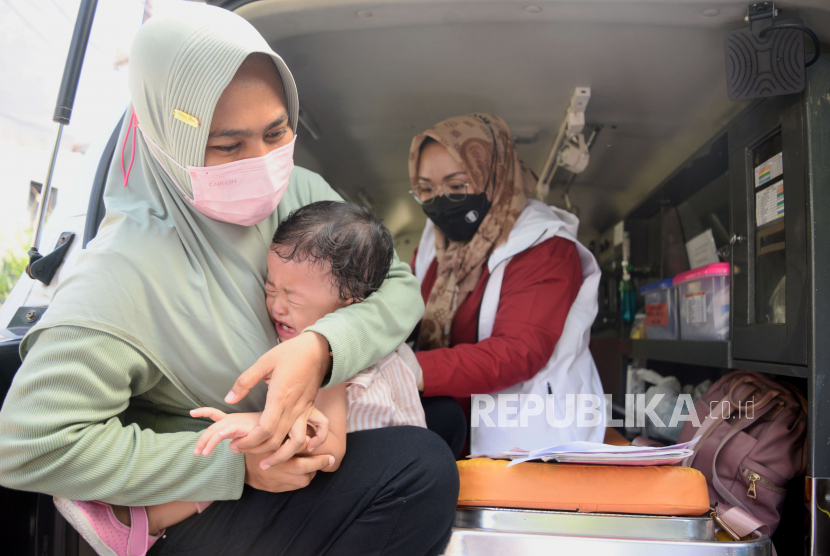 Petugas menyuntikan vaksin campak rubella di kawasan Batu Ampar, Kecamatan Kramat Jati, Jakarta Timur, Selasa (9/8/2022). 