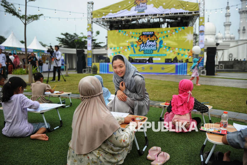 Ketua Yayasan Mochammad Thohir Giovanna Thohir berbincang dengan peserta lomba mewarnai saat acara Republika Hijriah Food Festival 2025 di Masjid At-Thohir, Depok, Jawa Barat (27/6/2025). Republika bersama Kadin Indonesia Komite Tiongkok menggelar acara Republika Hijriah Food Festival 2025 yang akan berlangsung pada 27-29 Juni 2025. Republika Hijriah Food Festival digelar dalam rangka memeriahkan tahun baru Islam 1447 Hijriah. Republika Hijriah Food Festival 2025 menghadirkan pameran makanan halal dari China atau Tiongkok, Timur Tengah dan Indonesia. Selain kuliner, Republika Hijriah Food Festival 2025 juga diramaikan acara seni dan budaya, tausiyah dari ustadz dan ustadzah ternama, serta aktivitas edukatif untuk anak-anak seperti mewarnai dan membuat kaligrafi