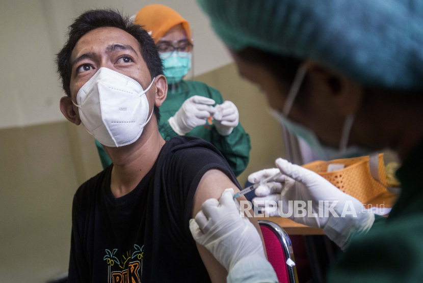 Seorang perawat bersiap memberikan suntikan vaksin COVID-19 kepada rekannya di sebuah rumah sakit di Medan, Sumatera Utara, Indonesia, Senin, 25 Januari 2021.