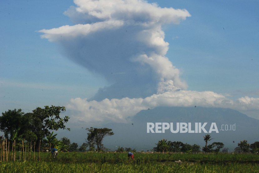 Erupsi Gunung Merapi terlihat dari Sawit, Boyolali, Jawa Tengah, Minggu (21/6/2020). Berdasarkan data pengamatan Balai Penyelidikan dan Pengembangan Teknologi Kebencanaan Geologi (BPPTKG), terjadi erupsi Gunung Merapi pada pukul 09