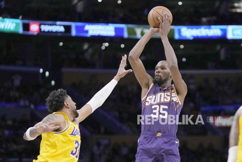 Forward Phoenix Suns Kevin Durant (kanan) 