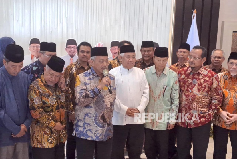 Konferensi pers pertemuan Mantan Ketua PP Muhammadiyah Din Syamsuddin dengan Presiden PKS Ahmad Syaikhu membahas Pilpres 2024 di Kantor DPTP PKS, Jakarta Selatan, Kamis (26/10/2023). 