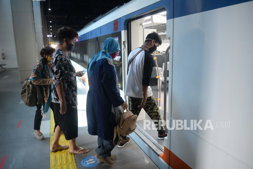 Penumpang memasuki gerbong kereta bandara di Stasiun BNI City, Jakarta, Rabu (1/7). Kereta api bandara  Soekarno-Hatta kembali melayani penumpang mulai hari ini Rabu (1/7) dengan menerapkan protokol kesehatan pencegahan Covid-19 yang harus dipatuhi bagi para calon penumpang dan petugas.Prayogi/Republika.
