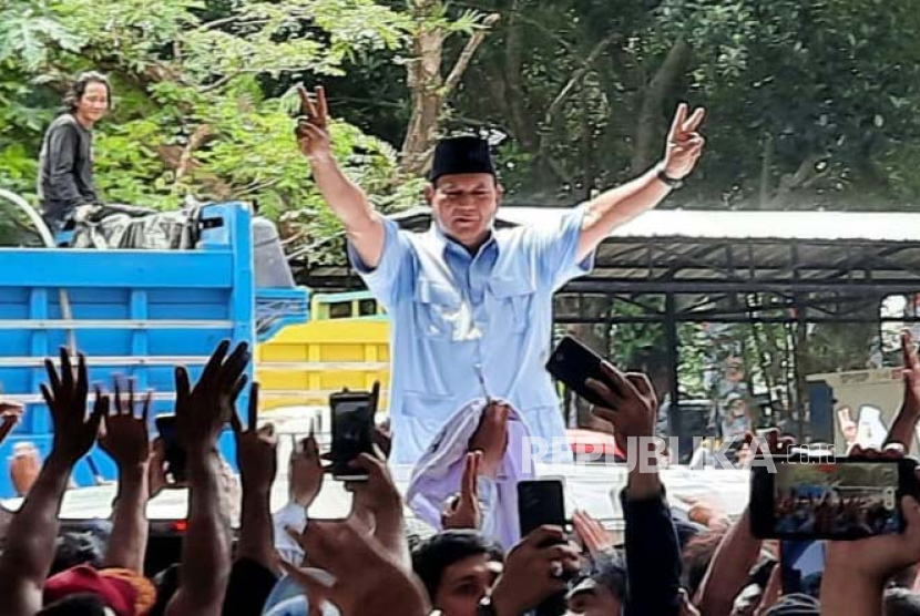 Capres nomor urut 2, Prabowo Subianto menyapa pendukungnya di GOR Sudiang, Kota Makassar, Sulawesi Selatan, Jumat (2/2/2024). 