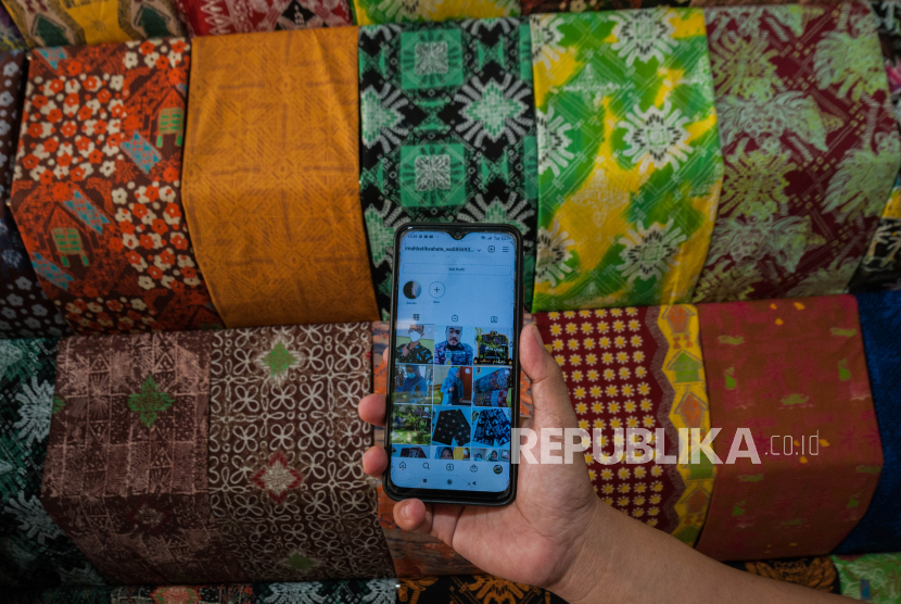 Pekerja menunjukkan bahan kain batik Lebak yang dipasarkan melalui daring di Imah Batik Sahate, Lebak, Banten, Rabu (9/6/2021). Pemerintah menargetkan sebanyak 30 juta pelaku Usaha Mikro, Kecil dan Menengah (UMKM) masuk ke dalam ekosistem digital pada tahun 2024 sebagai upaya memacu pertumbuhan ekonomi Indonesia. 