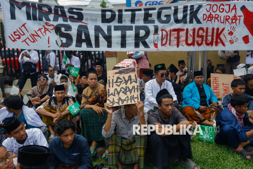 Sejumlah santri mengikuti aksi damai mendesak pemberantasan minuman keras di halaman Polda DIY, Sleman, DI Yogyakarta, Selasa (29/10/2024).