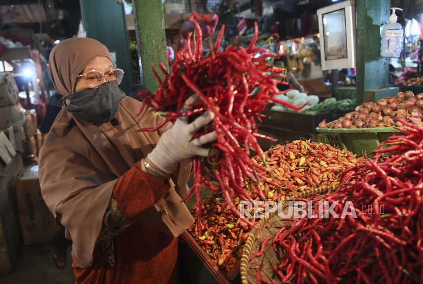 Penjual menata cabai yang harganya berangsur naik di Pasar Senen, Jakarta, Kamis (26/3/2020). Pedagang Pasar Senen tak diperkenankan berjualan jika tak mengenakan masker.