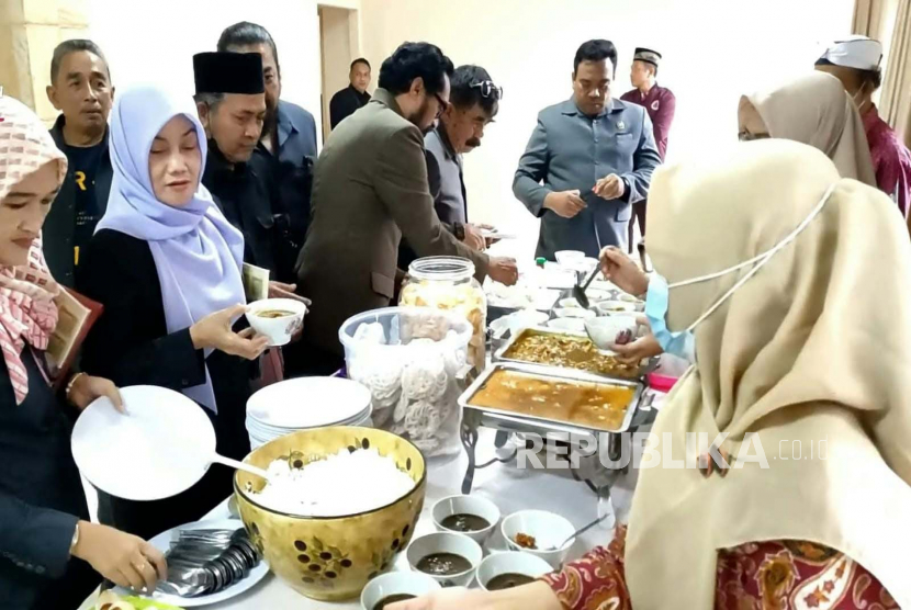 Kegiatan wakil rakyat Kabupaten Semarang yang menyajikan menu Gecok Tlogo, kuliner khas lokal, Sebagai upaya untuk melestarikan dan mengenalkan ragam kuliner daerah, baru- baru ini.