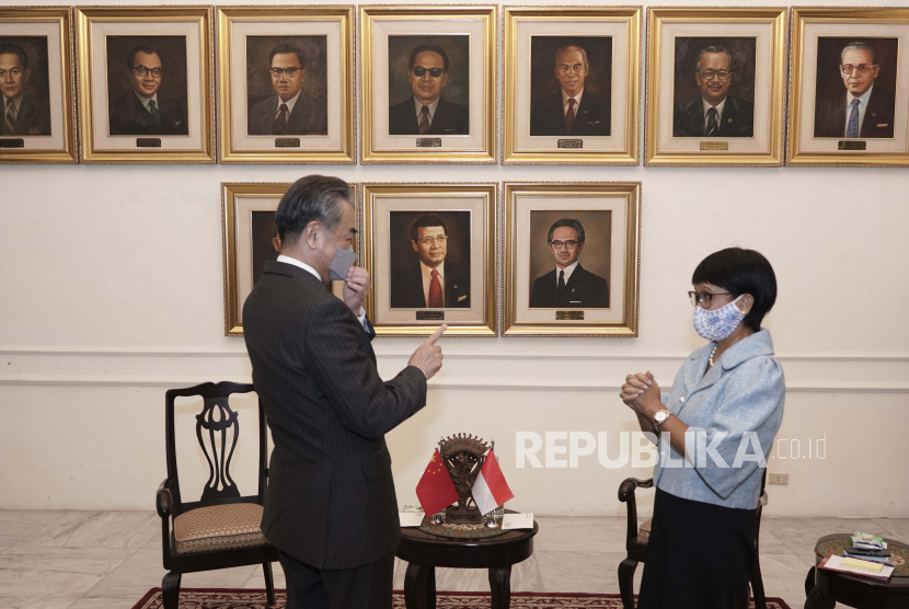 Foto handout yang disediakan oleh Kementerian Luar Negeri Indonesia menunjukkan Menteri Luar Negeri China Wang Yi (kiri) sedang berbicara dengan Menteri Luar Negeri Retno Marsudi (kanan) selama pertemuan mereka di Jakarta, Rabu (13/1/2021).