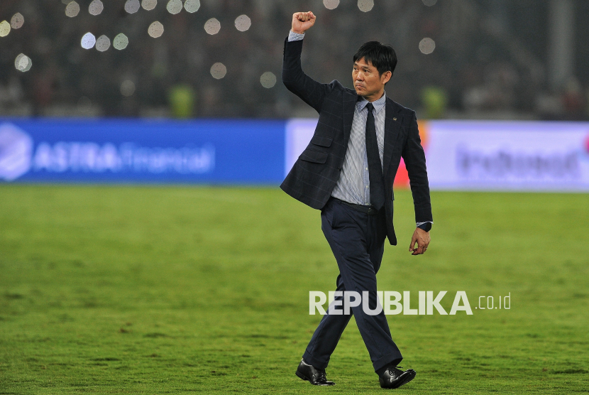 Pelatih timnas Jepang Hajime Moriyasu menghampiri penonton usai bertanding pada babak ketiga Kualifikasi Piala Dunia 2026 Grup C melawan Indonesia di Stadion Utama Gelora Bung Karno (SUGBK), Jakarta, Jumat (15/11/2024). Dalam pertandingan tersebut, Indonesia kalah atas Jepang dengan skor 0-4. Republika/Thoudy Badai