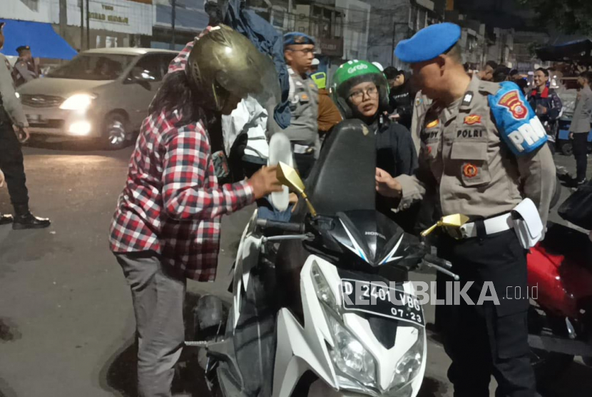Jajaran Polrestabes Bandung melakukan razia terhadap pengendara motor dan mobil, Jumat (2/6/2023) malam hingga Sabtu (3/6/2023) dini hari di sejumlah titik di Kota Bandung. Razia dilakukan untuk mengantisipasi tindak kejahatan.