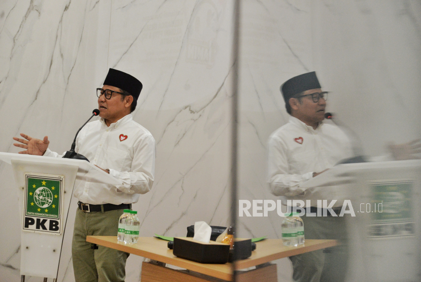 Cawapres nomor urut 1 Muhaimin Iskandar menyampaikan sambutan saat acara dekalrasi dukungan keluarga besar alumni Perguruan Tinggi Ilmu Al-Qur