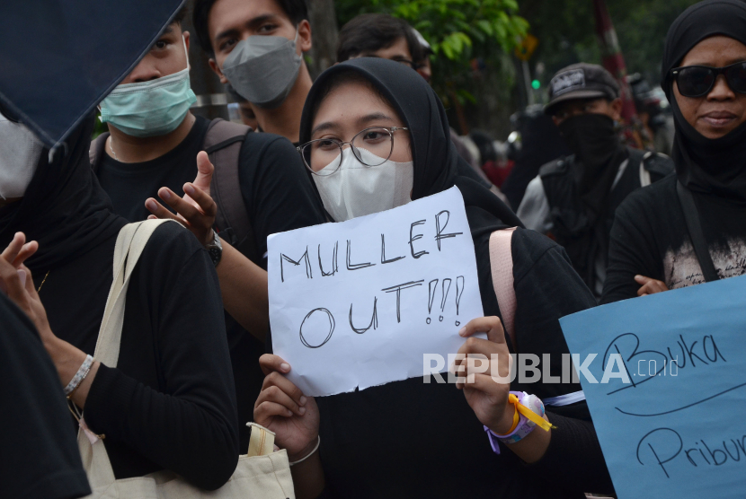 Ratusan warga Dago Elos menggelar aksi di Pengadilan Negeri (PN) Bandung, Jalan LRE Martadinata