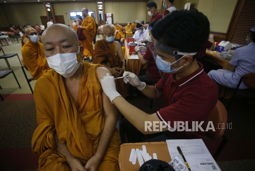 Biksu Buddha menunggu untuk menerima vaksin COVID-19 Sinovac di rumah sakit Priest di Bangkok, Thailand Selasa, 18 Mei 2021. 