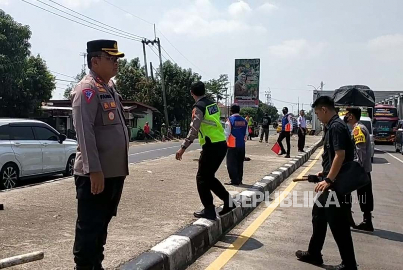Petugas kepolisian dari Polres Indramayu membubarkan para penyapu koin di jembatan Sewo, Kecamatan Sukra, Kabupaten Indramayu, Rabu (19/4/2023). 