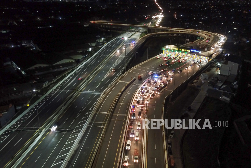 Kepadatan kendaraan di pintu keluar Jalan Tol Cileunyi, Kabupaten Bandung, Jawa Barat. Gubernur Jabar Ridwan Kamil sebut pembebasan lahan Tol Getaci memakan waktu lama.
