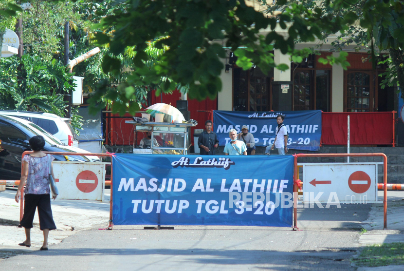 Sebuah tulisan masjid ditutup sementara dipasang di jalan masuk Masjid Al Lathiif, Cihapit, Kota Bandung, Jumat (2/7). Pemerintah menerapkan PPKM darurat, salah satu poinnya menutup sementara tempat ibadah mulai 3 hingga 20 Juli 2021.