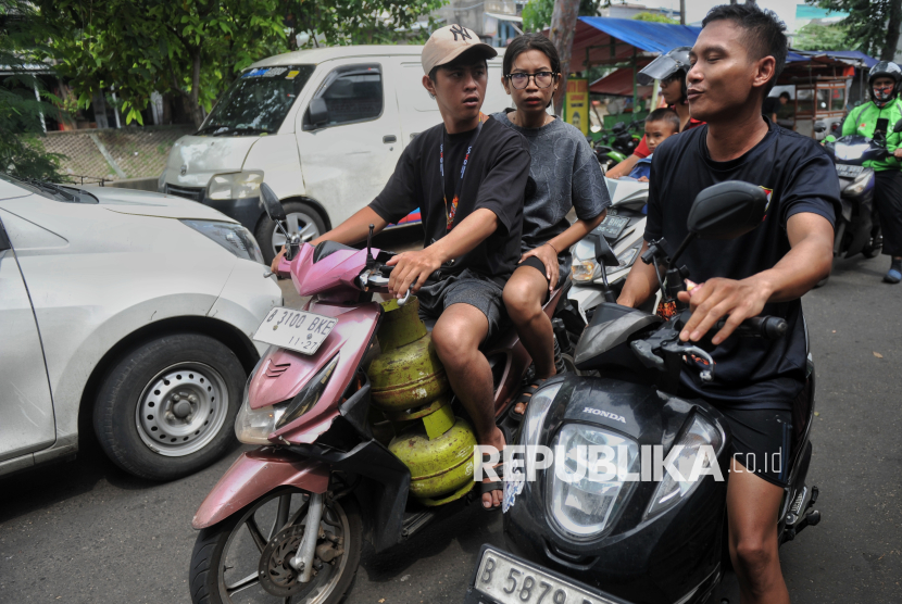 Warga mencari tabung gas elpiji subsidi 3 kilogram di kawasan Palmerah, Jakarta Barat, Selasa (4/2/2025).Salah satu warga menuturkan, kebijakan larangan terkait penjualan gas elpiji subsidi di warung eceran membuat warga kesulitan mencari gas untuk kebutuhannya. Wati (54) mengaku telah mendatangi hampir lima agen penjual tabung gas subsidi di kawasan tersebut dan hasilnya nihil. Ia menuturkan, dampak dari kebijakan tersebut membuat sebagian warga kesulitan untuk menjalankan usaha dan kebutuhan masak sehari-hari.  Mengenai hal tersebut,  Pemerintah kembali mengizinkan warung pengecer untuk membuka layanan penjualan gas subsidi 3 kilogram yang nantinya akan dijadikan sebagai sub agen.