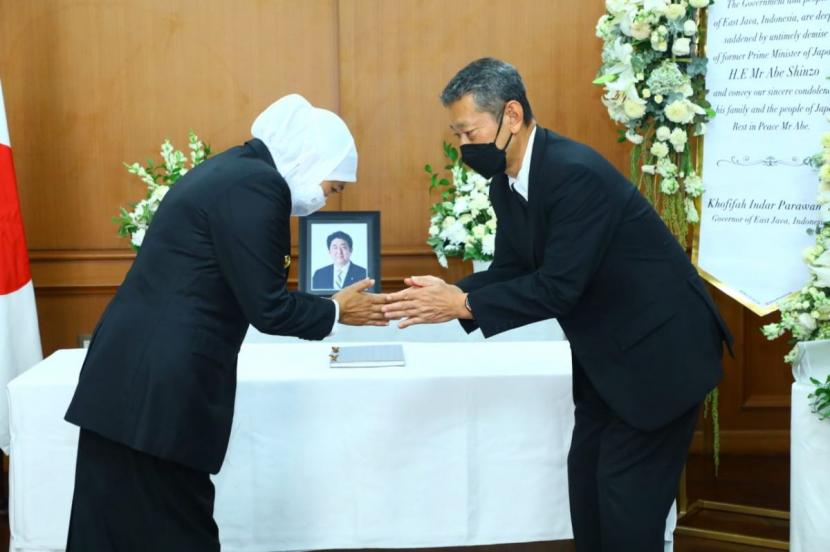 Gubernur Khofifah Konsulat Jenderal Jepang di Surabaya Takeyama Konichi. (Foto: Pemprov Jatim)