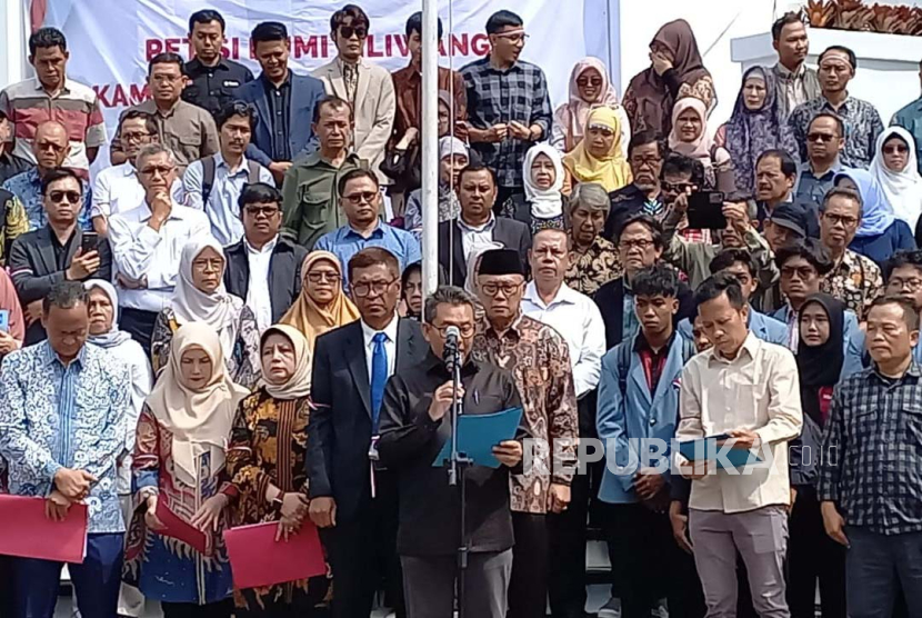 Sivitas Akademika Universitas Pendidikan Indonesia (UPI) yang terdiri dari guru besar, mahasiswa, dan dosen menyatakan petisi tentang keprihatinan atas kondisi kebangsaan Indonesia di taman Partere, Senin (5/2/2024). 
