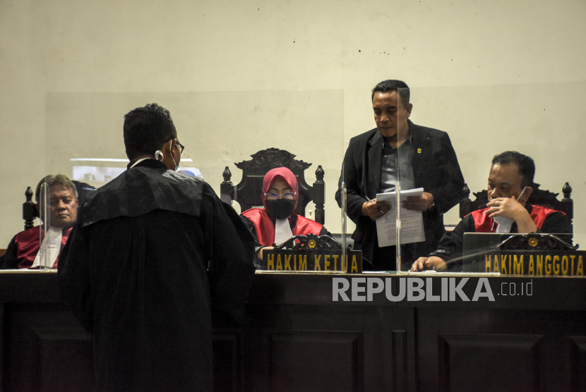 Ketua Majelis Hakim Hera Kartiningsih (tengah) berbincang dengan kuasa hukum dari terdakwa kasus dugaan suap pengurusan laporan keuangan yang juga Bupati Bogor nonaktif Ade Yasin.