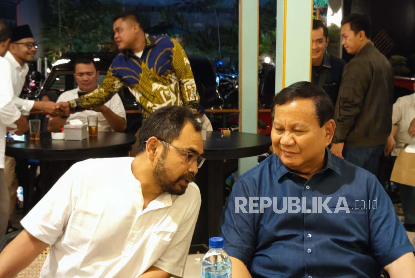 Prabowo nampak mengobrol dengan koordinator relawan Bolone Mase Kuat Hermawan di Ono Solo Coffee, Rabu (9/8/2023) malam. 