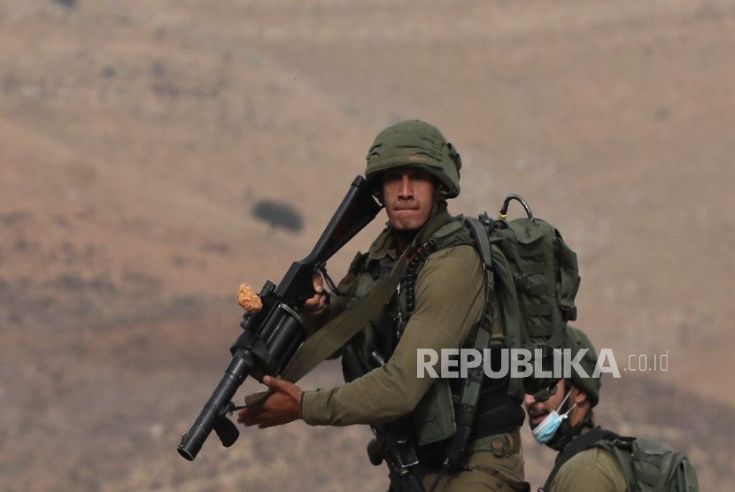 Tentara Israel menembak remaja Palestina. Ilustrasi.