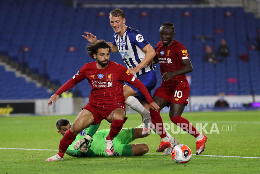 Penyerang Liverpool Mohamed Salah (kiri) beraksi di kotak penalti Brighton. Salah mencetak dua gol ke gawang Brighton.