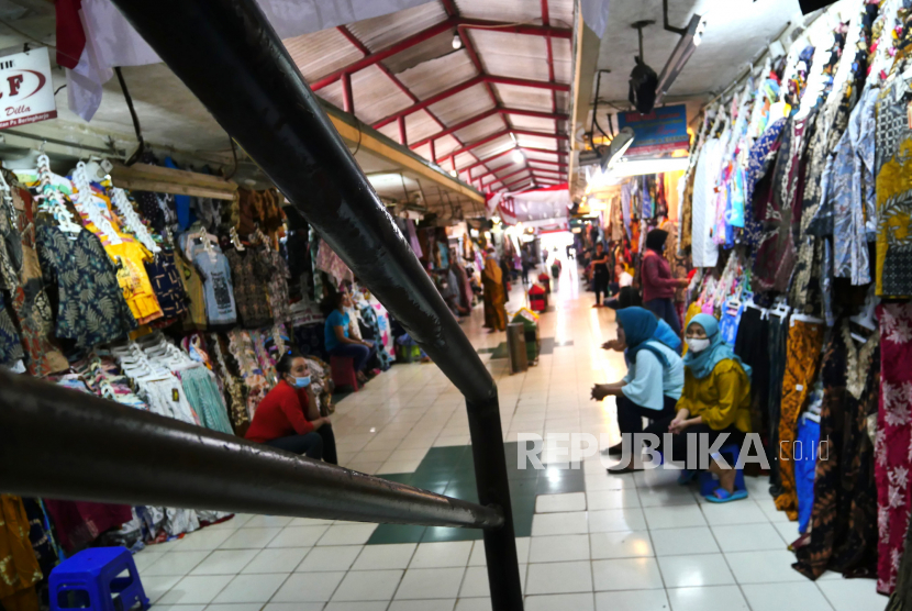 Pedagang menunggu pembeli di los pakaian Pasar Beringharjo, Yogyakarta, Senin (26/7). Pasar Beringharjo kembali dibuka semua los usai ditutup selama PPKM Darurat.