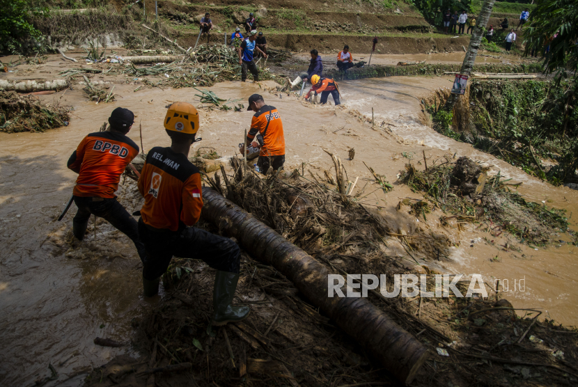 A number of Combined SAR teams evacuated debris from the landslide disaster in Pasanggrahan Village, Kasomalang District, Subang, West Java, Monday (8/1/2024). At least two victims died and 9 suffered injuries from landslides that occurred around the tourist attraction and springs of Cipondok, Subang, during high rainfall on Sunday (7/1/2024).