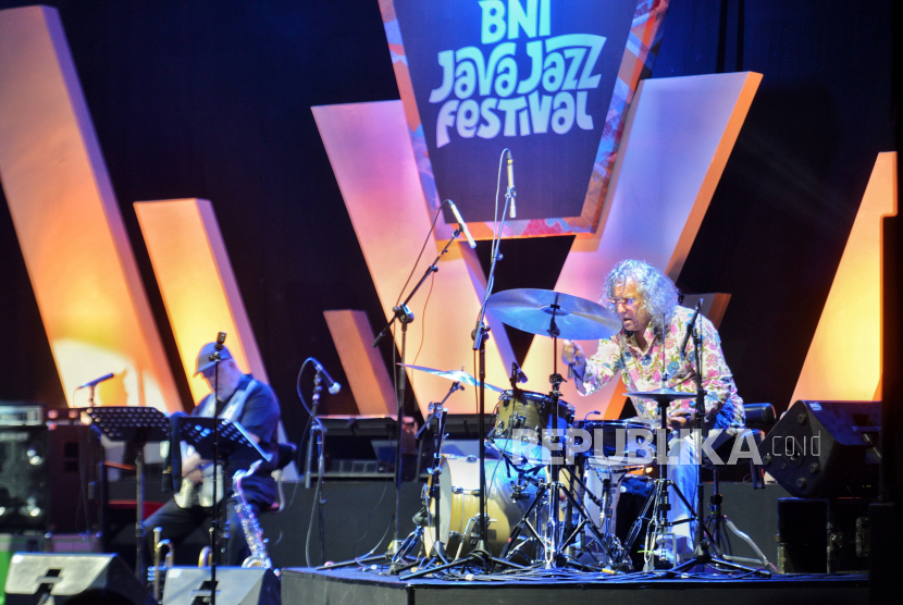 Grup musik Scatter The Atoms That Remain tampil menghibur pada gelaran BNI Java Jazz Festival 2024 di Jiexpo Kemayoran, Jakarta, Sabtu (25/5/2024). Pada penampilannya, grup musik yang dipimpin oleh drumer Franklin Kiermyer dengan pengarah musik dan juga pianis Davis Whitfield berkolaborasi bersama pemain terompet legendaris Randy Brecker dengan menyajikan pertunjukan musik dinamis antara jazz, funk, dan hip-hop.