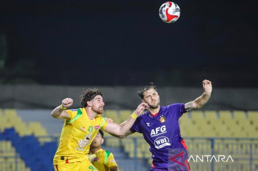 Pelatih Persebaya Keluhkan VAR Usai Tahan Imbang Persik