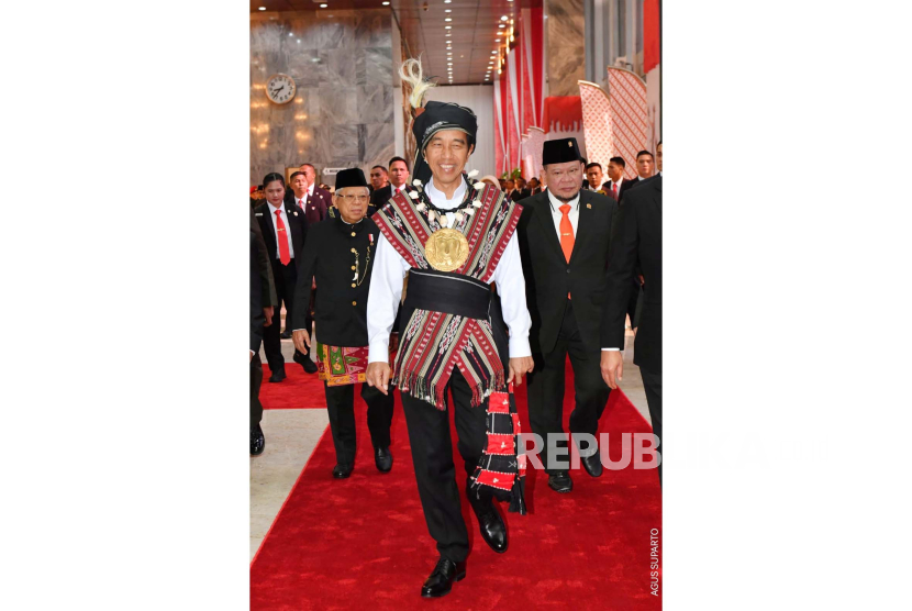 Presiden Joko Widodo menggunakan baju adat Tanimbar Maluku saat akan menghadiri Sidang Tahunan MPR di Jakarta, Rabu (16/8/2023). 