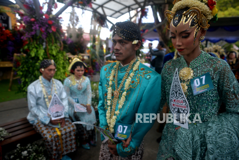 Pasangan pengantin (ilustrasi). Badan Kependudukan dan Keluarga Berencana Nasional (BKKBN) meminta setiap calon pengantin (catin) memiliki sertifikat dari Aplikasi Elektronik Siap Nikah dan Hamil (Elsmil) sebelum menikah.