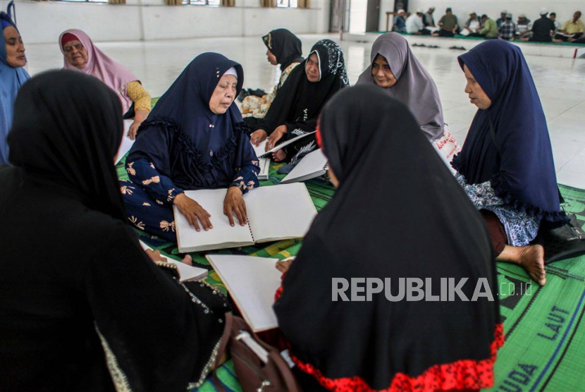 Para difabel netra membaca Alquran Braille saat bulan suci Ramadan di Perhimpunan Tunanetra Indonesia (PERTUNI) pusat Medan, Kamis (6/4/2023).