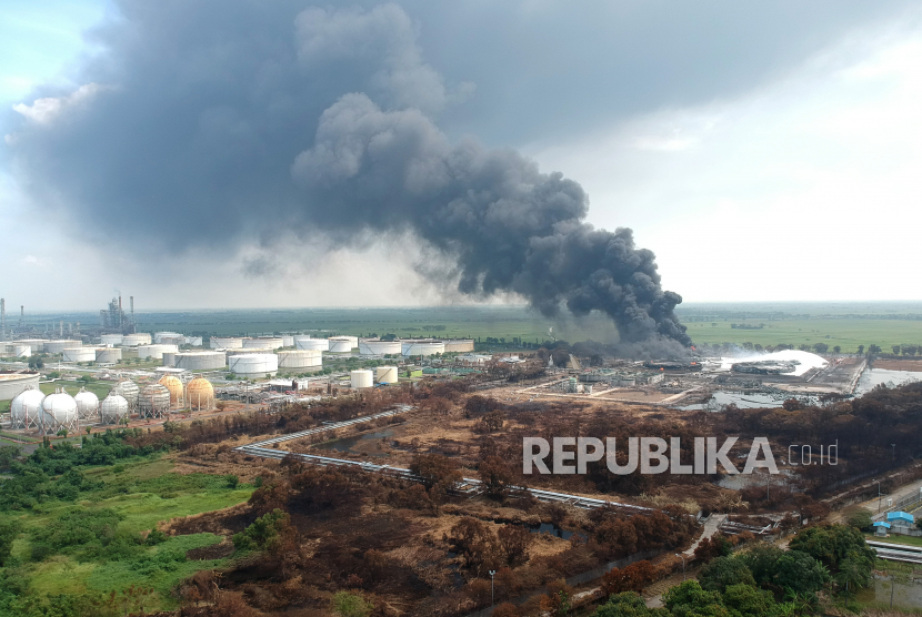 Suasana kebakaran tangki minyak milik Pertamina RU VI Balongan, Indramayu, Jawa Barat, Rabu (31/3/2021). Saat ini seluruh tangki terbakar sudah berhasil dipadamkan.