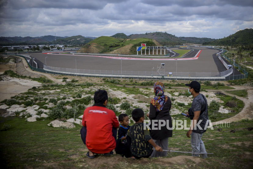 Warga melihat Pertamina Mandalika International Street Circuit dari Bukit Seger, Lombok Tengah, Nusa Tenggara Barat, Kamis (18/11). Animo warga yang tinggi terhadap perhelatan World Super Bike Championship (WSBK), membuat para warga berdatangan ke kawasan sirkuit untuk melihat tempat pertandingan tersebut.