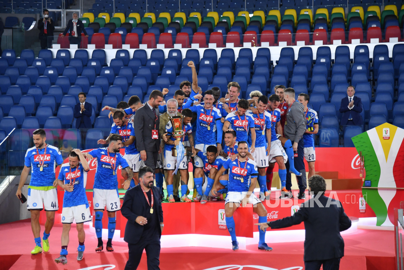Para pemain Napoli merayakan keberhasilan meraih gelar juara Coppa Italai 2019/2020 setelah mengempaskan Juventus via adu penalti.