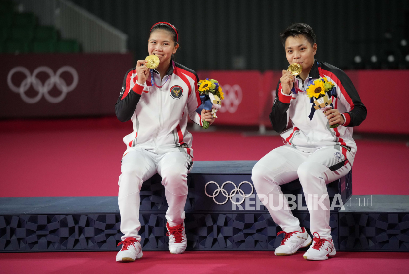  Greysia Polii, kiri, dan Apriyani Rahayu merayakan dengan medali emas mereka setelah mengalahkan Chen Qing Chen dan Jia Yi Fan dari China dalam pertandingan perebutan medali emas ganda putri di Olimpiade Musim Panas 2020, Senin, 2 Agustus 2021, di Tokyo, Jepang.
