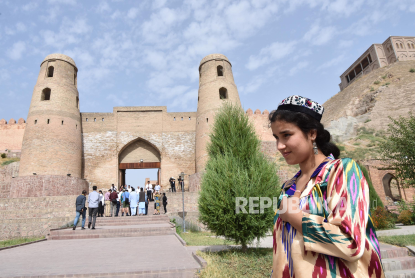 Seorang wanita berada di depan benteng Hisor yang berada di komplek kota tua Hisor (Hissar), Tajikistan, Selasa (10/9/2019). 