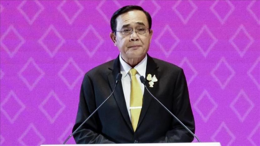 Pengadilan tinggi Thailand pada Rabu (24/8/2022) mendesak Perdana Menteri Prayut Chan-o-cha untuk mundur dari jabatannya sampai putusan akhir dikeluarkan atas masa jabatannya selama delapan tahun dan menunjuk Wakil Perdana Menteri Jenderal Prawit Wongsuwan menggantikan jabatannya.