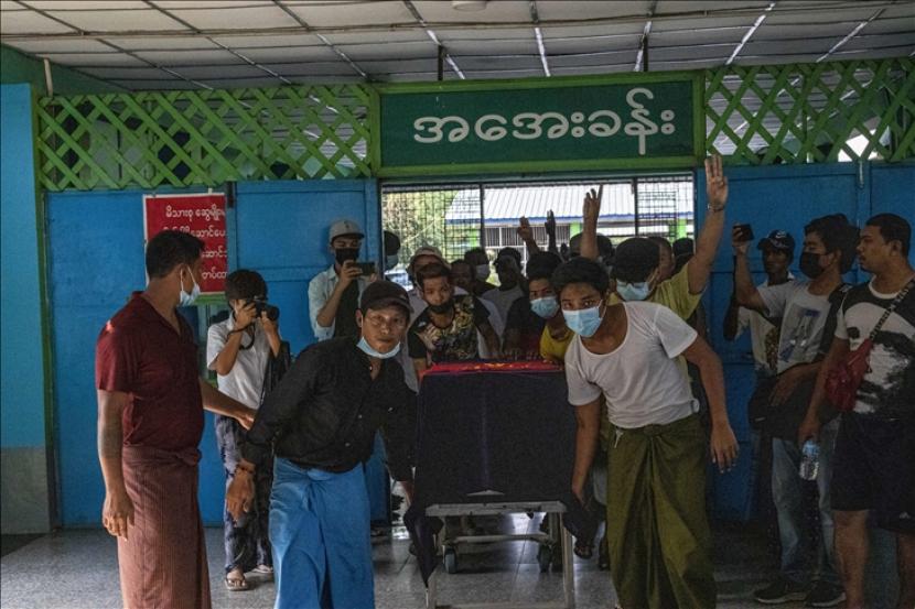 Kelompok masyarakat sipil mencatat korban tewas sejak kudeta militer di Myanmar mencapai 999 orang.