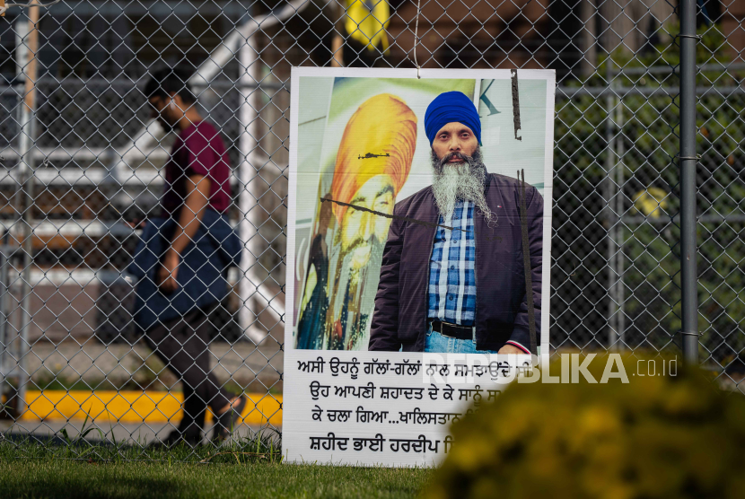 Spanduk mengenang pemimpin Sikh, Hardeep Singh Nijjar, terpasang di kuil Guru Nanak Sikh Gurdwara Surrey, Kanada, 22 September 2023. 