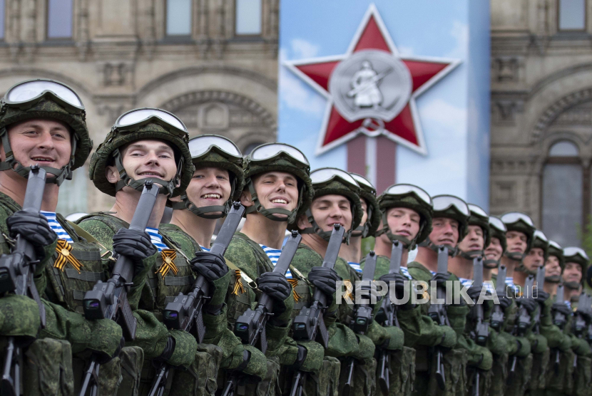 FILE - Pasukan Rusia berbaris selama parade militer Hari Kemenangan untuk merayakan 74 tahun sejak kemenangan dalam Perang Dunia II di Lapangan Merah di Moskow, Rusia, pada 9 Mei 2019. 