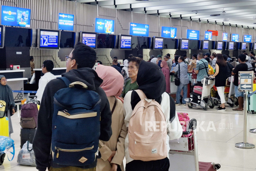 Penumpang yang siap berlibur di Terminal keberangkatan 1A Bandara Soekarno Hatta, Tangerang, Banten, Kamis (22/2/2024). 